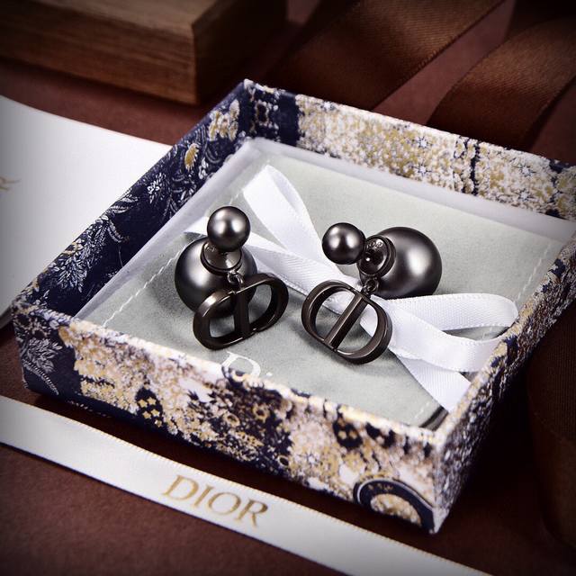 Dior 迪奥 新款 黑色字母jadior耳钉耳环；一致专柜品质，黄酮材质+施华洛世奇珍珠，百搭时髦值得入手