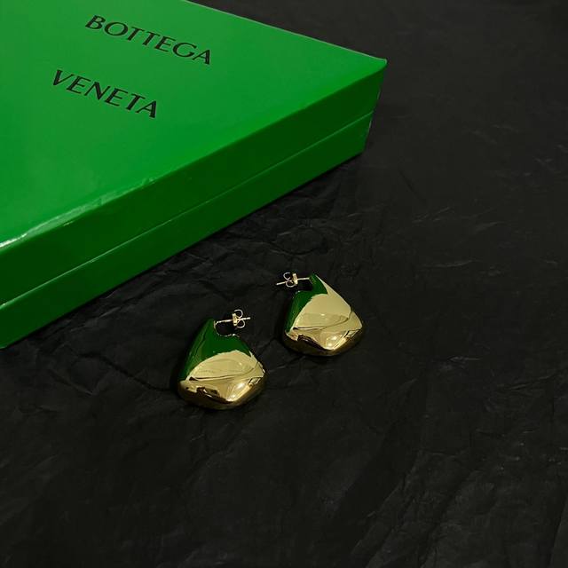 Bottega Veneta Bv耳钉 金属感十足 特别特别赞，整体细节非常令人惊喜，设计感十足，必须为世家的设计点个大大的赞，不仅带出个人自信及品味，款式典雅