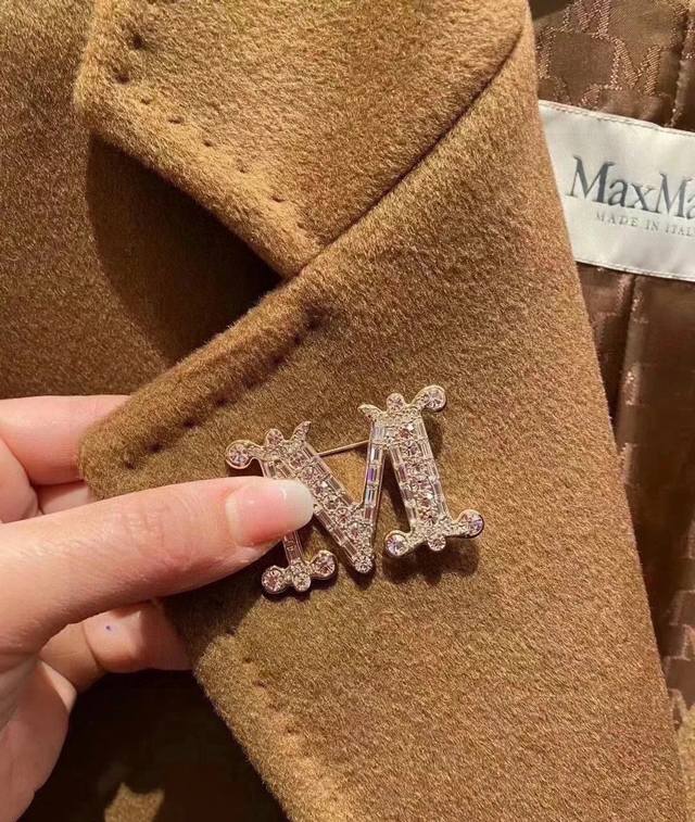 Maxmara麦丝玛拉今年新款的胸针好美呀acc今日分享一款“M”满钻胸针，这款可是标志性的哦，既美观又不夸张，搭配毛衣大衣西装都是绝配，关键这么亮闪闪的钻性价
