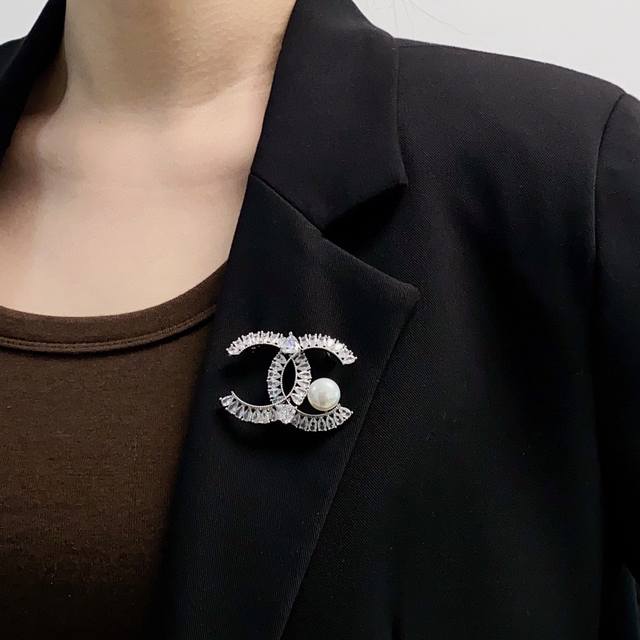 Chanel小香 最新款高版本白钻加淡水珍珠搭配香奈儿胸针，背后有毛衣挂钩，是最懂女人的饰物。那些倾注了全部心血去做自己的女人，往往更珍惜胸针的意义。香奈儿女士
