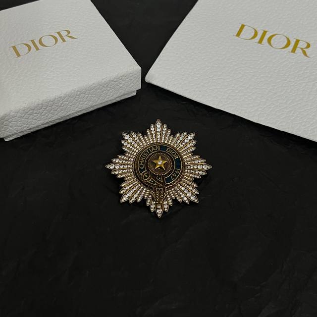 Dior 迪奥 中古 胸针 专柜一致上新 精选原版一致 黄铜材质 甜美气质高雅。
