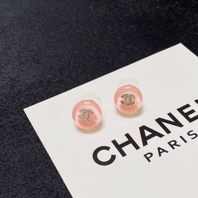 新款 Chanel 小香双c简约夏季果冻浅粉色镶钻小耳钉这款耳环真的超级美看着设计简单但是佩戴效果好看到爆就连我这种小耳垂的也很ok Zp黄铜材质 上耳超气质优