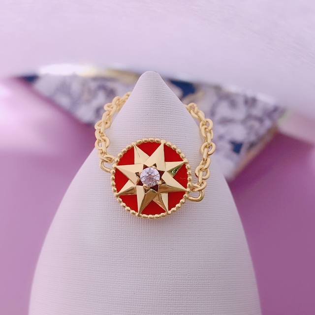 精工版本 925055 Dior高级珠宝rose Des Vents戒指 罗盘玫瑰 系列在现有手链、短款及长款耳环的基础上，再次推出吊坠项链和戒指新作，并以缟玛