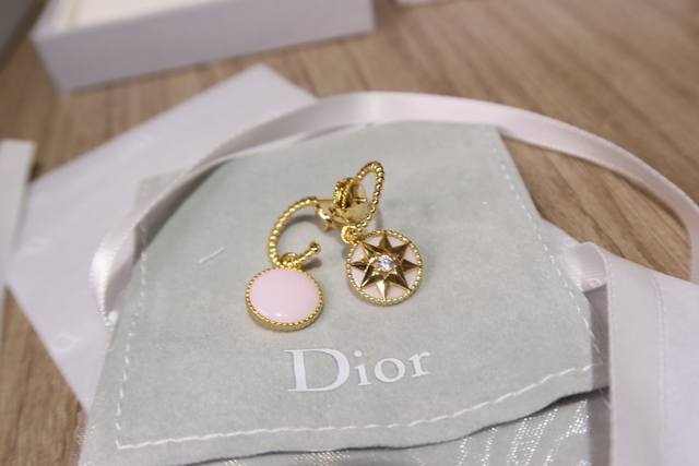 精工版本 925080 Dior高级珠宝rose Des Vents耳钉 罗盘玫瑰 系列在现有手链、短款及长款耳环的基础上，再次推出吊坠项链和戒指新作，并以缟玛