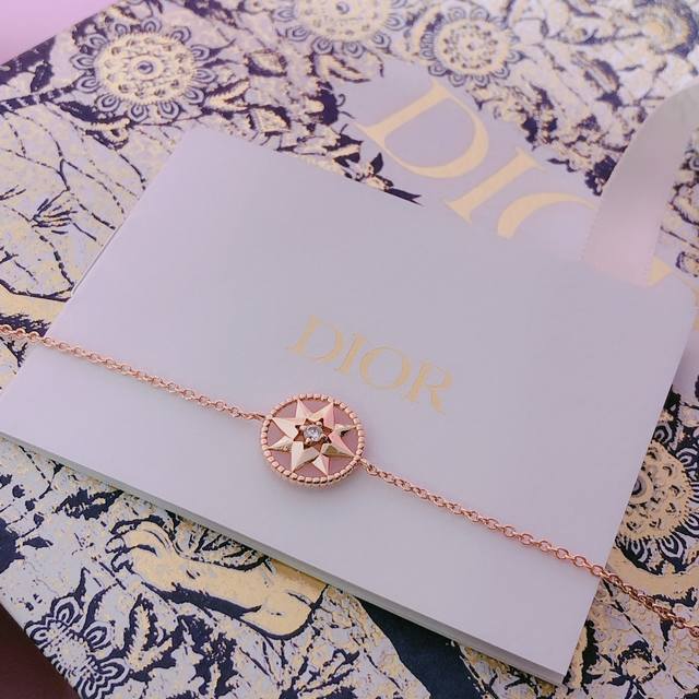 精工版本 925055 Dior高级珠宝rose Des Vents手链 罗盘玫瑰 系列在现有手链、短款及长款耳环的基础上，再次推出吊坠项链和戒指新作，并以缟玛