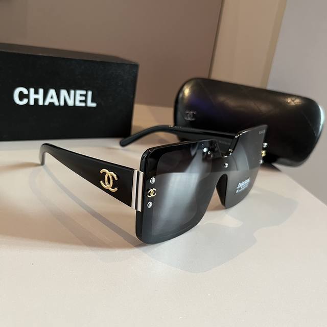 Chanel香奈儿太阳墨镜，超级nice，开车出游必备，修饰脸型的必备神器