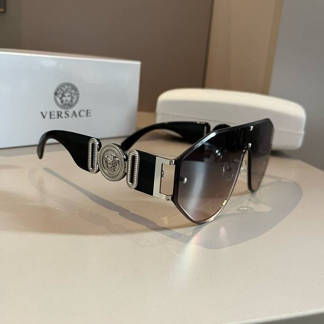 范思哲versace太阳镜 今年超流行的太阳镜款式就是它了