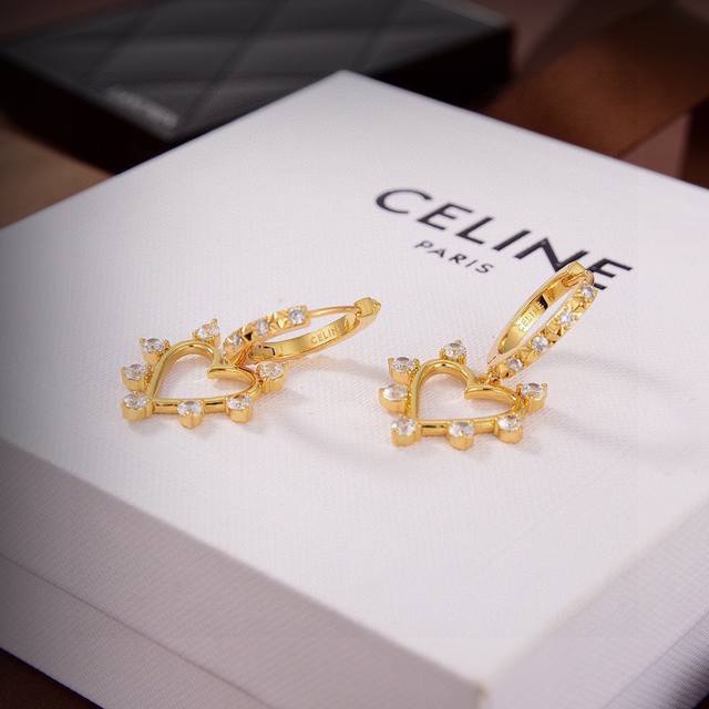 Celine 新款金色爱心耳钉 与众不同的设计 个性十足 颠覆你对传统耳环的印象 使其魅力爆灯