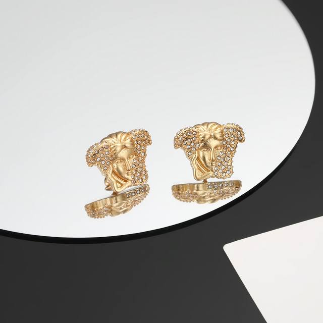范思哲versace此款金色耳钉 是一款优雅十足的配饰，饰有一枚美杜莎头像 耳钉