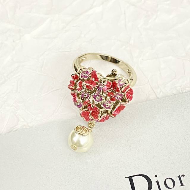 今日新款 Dior热销新款戒指上新 爱心立体蝴蝶花珍珠戒指 浮雕花朵与蝴蝶铺面整个镂空爱心花蕾细节做的太美太精致了美的像一幅油画，浓墨重彩又奢华贵气 搭配珍珠元
