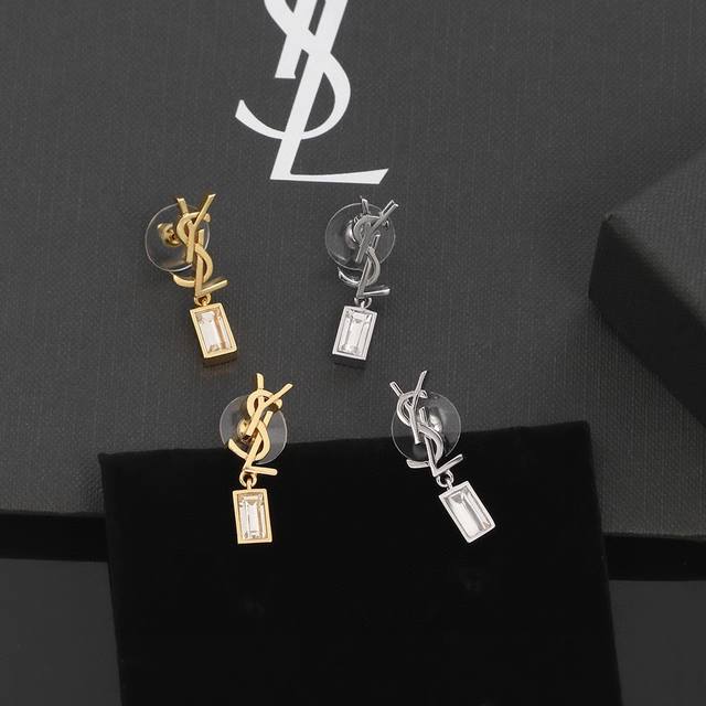 Ysl 圣罗兰 耳钉原装黄铜材质 Yves Saint Laurent 创立于1961年 优雅抽象大胆别致的设计风格使它成为奢华时尚界著名的品牌之一。引领精致、