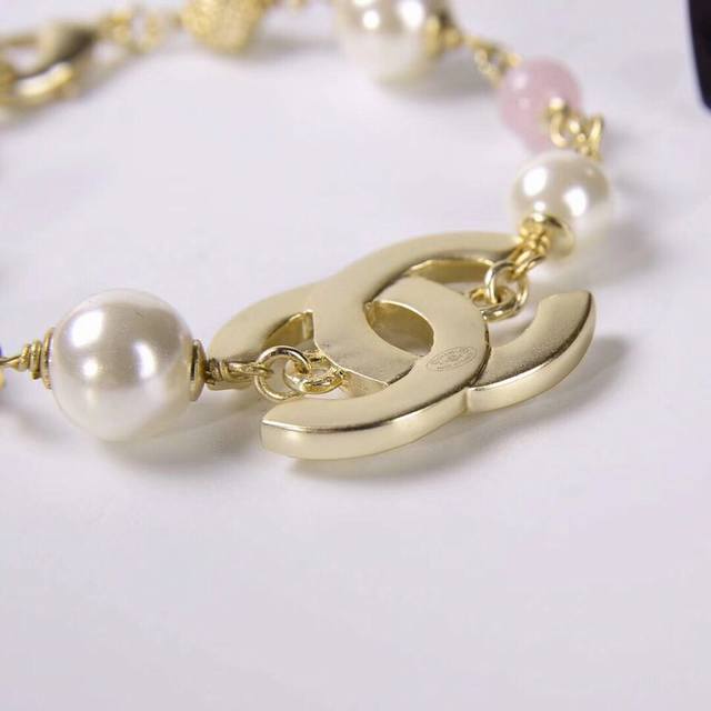 Chanel香奈儿奢华系列手链，项链，超奢华带感设计，采用施华洛珍珠全手工打造，珍珠有着高级的光亮感，珍珠是小香的经典设计元素没有之一，其他大牌很少能将珍珠设计
