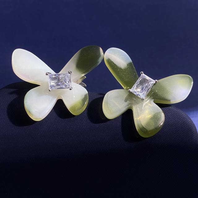 何方珠宝hefang甜美优雅高级感绿色小蝴蝶方糖长方钻多种戴法耳钉 耳钉约：长2.45Cm*宽3.1Cm*厚0.6Cm