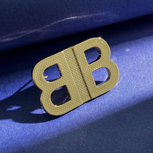 巴黎世家balenciaga新款欧美夸张个性金属质感光面纹理字母双b胸针 黄铜材料电镀18K金 金色 尺寸：长4.62Cm×宽3Cm×厚0.34Cm 不含针托