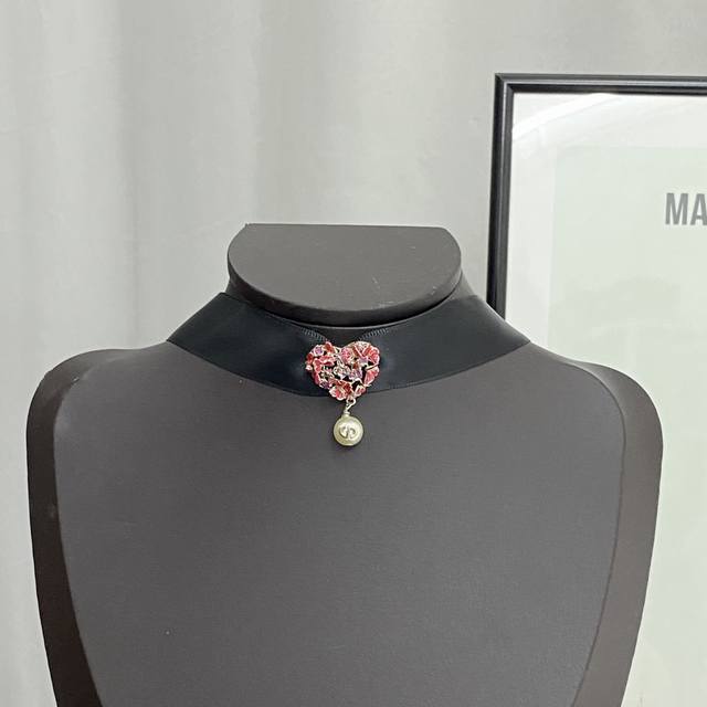 今日新款 Dior项链热销款火爆上新 迪奥镂空浮雕爱心织带颈链 镂空的蝴蝶花朵组成的爱心形状，每一个蝴蝶花朵上面纯手工绘制的花蕾细节太美太精致了，让人一眼惊艳