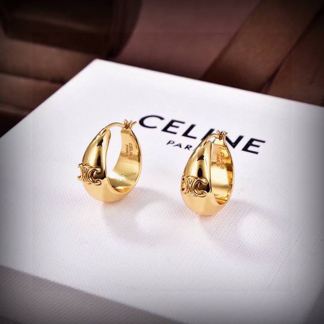 Celine 新款凯旋门耳环 与众不同的设计 个性十足 颠覆你对传统耳环的印象 使其魅力爆灯