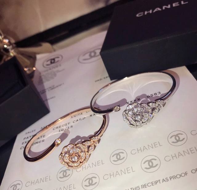 卖疯了重磅爆款v金高版版小香 最新 Chanel 刚刚推出 Bouton De Camelia 系列，Camélia 山茶花 时尚手镯出货 明星同款，美美哒漂亮
