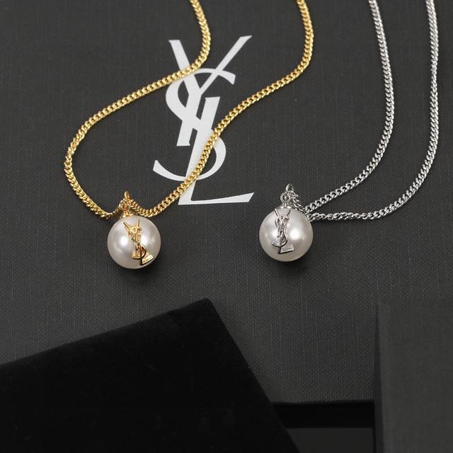 Ysl 圣罗兰 单珍珠项链 原装黄铜材质 Yves Saint Laurent 创立于1961年 优雅抽象大胆别致的设计风格使它成为奢华时尚界著名的品牌之一。引