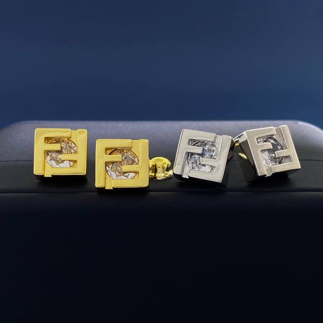 芬迪镂空镶钻双f字母方形耳钉 黄铜材料厚金电镀18K金 2个色:金色 白金色 尺寸约：长0.9Cm*宽0.95Cm*厚0.5Cm