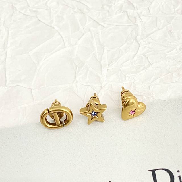 今日新款 Dior耳钉热销款火爆上新 迪奥多元素不对称三件套耳钉 采用复古金色饰面金属精心制作，不对称设计别具一格！星星、心形饰以粉色仿水晶 充满象征意义，以现