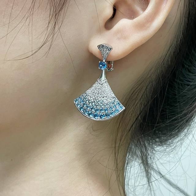 V金镀咪金 5240290 宝格丽渐变蓝扇形裙子耳环，嵌禳一颗中央明亮式蓝锆石和明亮式切割，以及圆形钻石，饰以密禳钻石，十足的女性魅力 礼赞意大利式的极致优雅