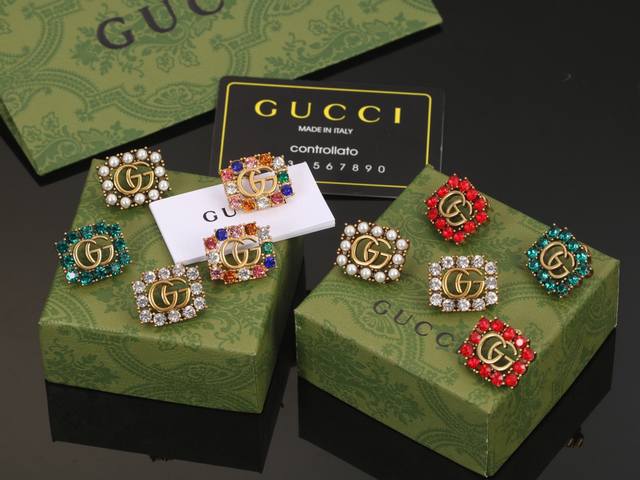 Gucci双g系列耳钉 珍珠款彩钻款古驰耳钉 作为品牌的标志性元素，运用品牌首字母以别致的方式呈现。金色效果金属标识与白色玻璃珍珠边框相得益彰，令整款设计更显精