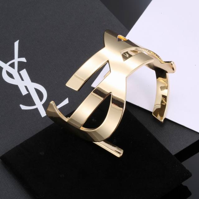 Ysl 圣罗兰 开口手镯 原装黄铜材质 Yves Saint Laurent 创立于1961年 优雅抽象大胆别致的设计风格使它成为奢华时尚界著名的品牌之一。引领