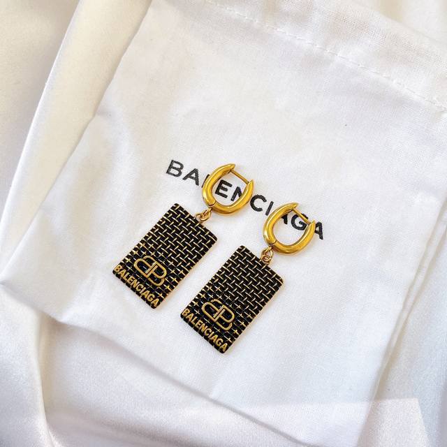 B886 巴黎世家 Balenciaga 新款 字母 方形 耳环 超个性，上耳特别特别赞，整体细节非常令人惊喜，设计感十足，必须为巴黎世家的设计点个大大的赞，不