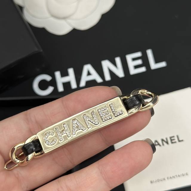 Yy410 最新小香 原单 Chanel 穿皮 编织 链条 质感发夹 搭配今年最时髦的穿皮手工设计 凹凸面字体施华洛世奇水晶点缀 气质 时髦 绝对百搭不过时 代