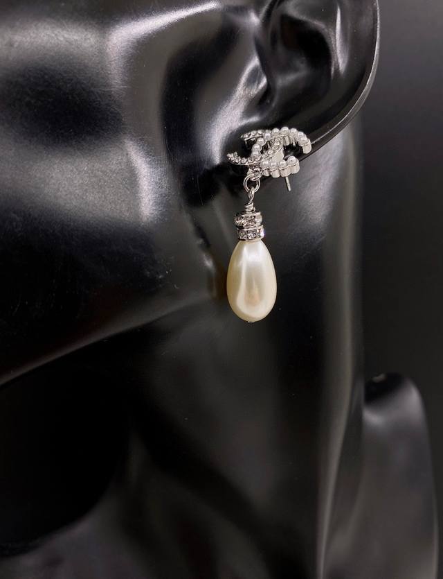 Ch*Nel 最新款白金水滴珍珠耳环 一致zp黄铜材质