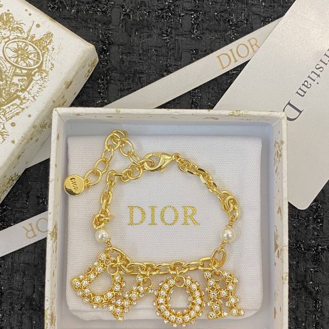 原版开模 Dior手链热销款火爆上新 Dior满钻字母珍珠吊坠手链 上手超秀气款式低调不夸张 巨闪巨高级