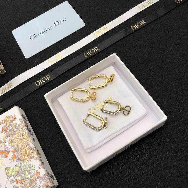 Dior 迪奥耳钉 专柜一致黄铜材质 火爆款出货 设计独特 复古前卫 美女必备 超级有质感 耳钉金色
