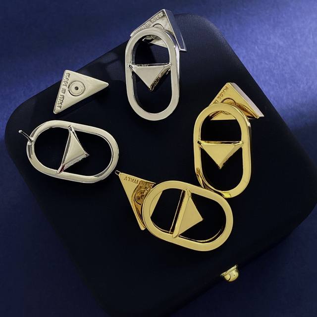 Pl92 60 60 Prada普拉达简约百搭金属光面设计三角形镂空椭圆形耳钉 2个色:金色 银色 黄铜材料电镀18K金 尺寸约 不含耳塞测量 ：长1.62Cm