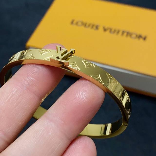 新品 原单货 Lv字母logo黄金色手镯louis Vuitton 路易威登 专柜一致材质 火爆款出货 设计独特 复古前卫。手镯14K精工保色版 从上市以来一直