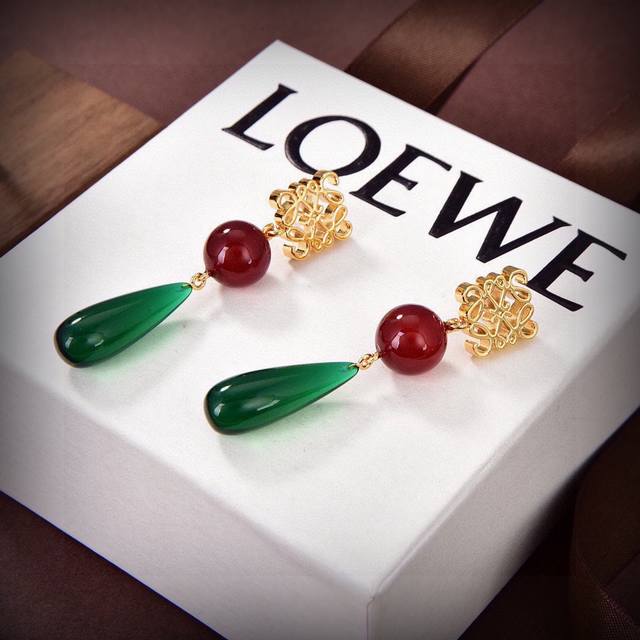 Loewe 罗意威 耳环 经典loew Eanagramlogo设计 简约大气 优雅不凡，黄铜镀18K金、