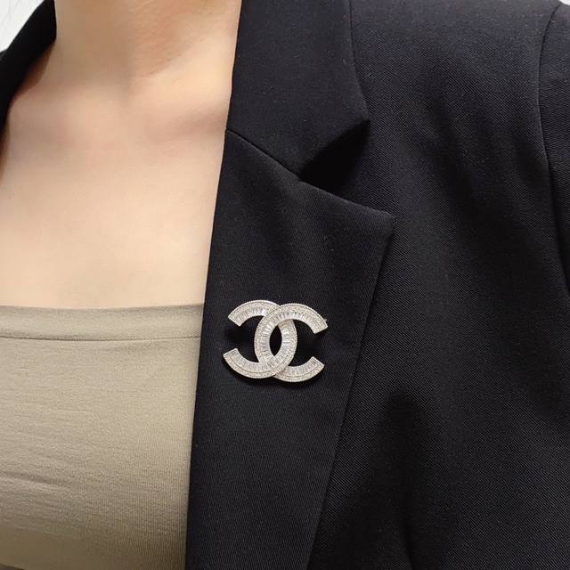 Chanel小香 最新款高版本银色满钻香奈儿胸针，是最懂女人的饰物。那些倾注了全部心血去做自己的女人，往往更珍惜胸针的意义。香奈儿女士把胸针别在帽子上，并告诉那