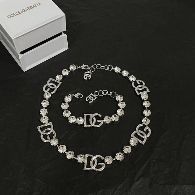 1311820150 Dolce&Gabbana 杜嘉班纳 Dg手链，优雅大方 精工设计 时尚百搭 美女必备。