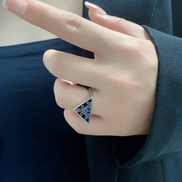 普拉达prada三角形滴油时尚系列造型开口戒指！黑白色夏天必备款一戴就忍不住想夸的一款，简约的设计，超精致又显手白，简直爱了！又可以跟其他款式叠搭一起，超级百搭