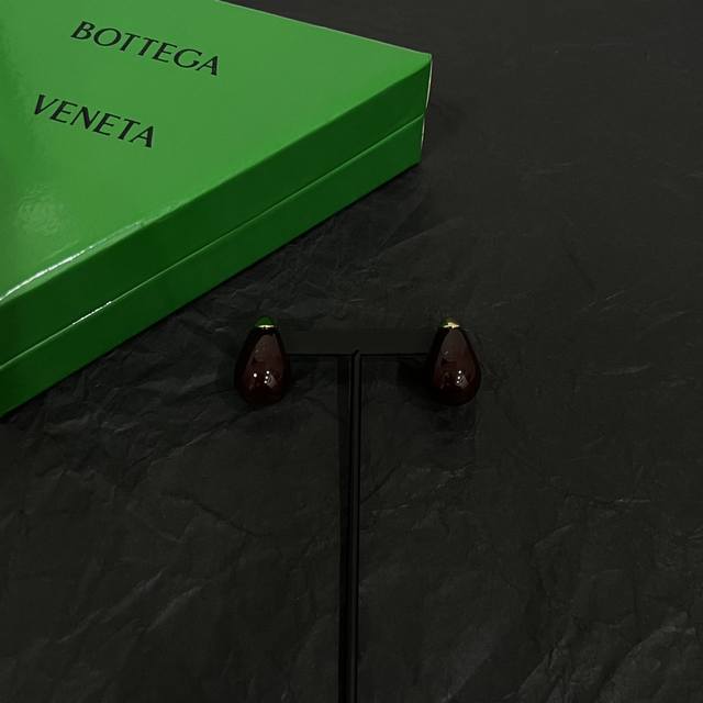 1311820130 Bottega Veneta Bv耳钉 金属感十足 特别特别赞，整体细节非常令人惊喜，设计感十足，必须为世家的设计点个大大的赞，不仅带出个