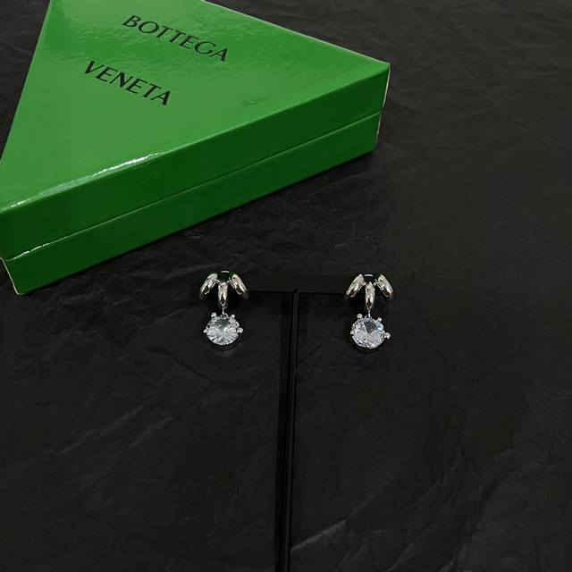 1311820130 Bottega Veneta Bv耳钉 金属感十足 特别特别赞，整体细节非常令人惊喜，设计感十足，必须为世家的设计点个大大的赞，不仅带出个
