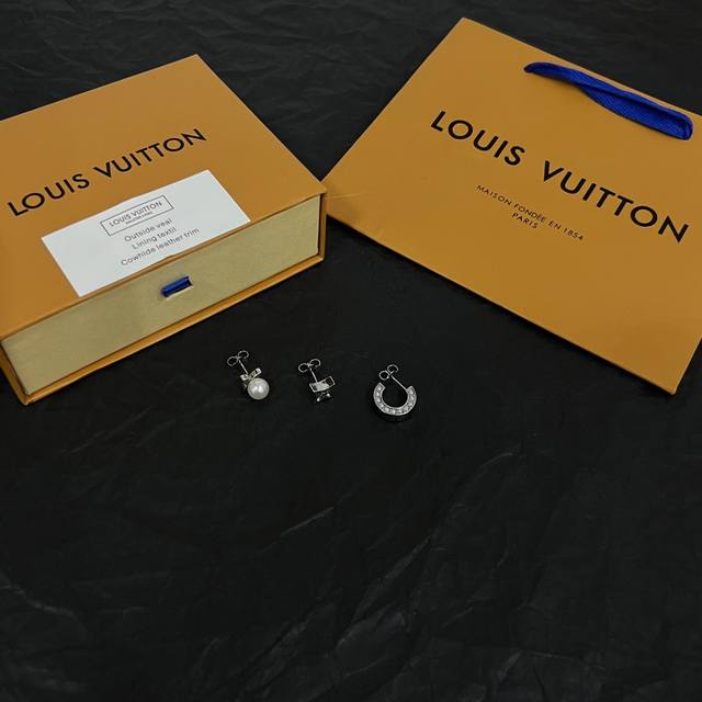 1311830130 新款原单货lv 耳钉louis Vuitton 路易威登 耳钉专柜一致材质 火爆款出货 设计独特 复古前卫 男神、美女必备。