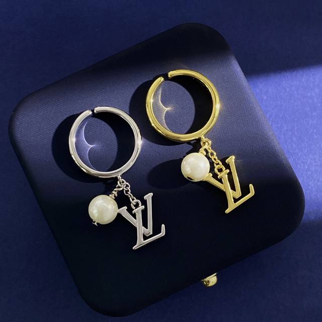 Lv路易威登经典个性时尚金属光面字母珍珠吊坠开口戒指 2个色:金色 银色