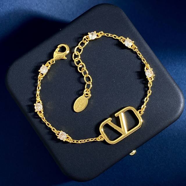 Valentino华伦天奴光面长方v字标志拼接四爪圆钻细链条手链 黄铜材料电镀18K金 尺寸约:总长16+3+1.2Cm尾牌cm 长方v标2.0×1.2×0.2