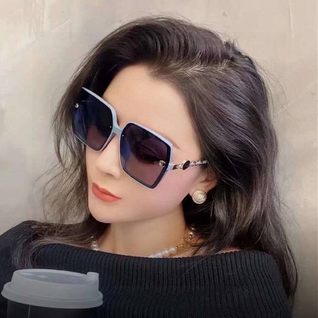 新款chanel香奈儿原单品质女士偏光太阳镜tr 材质：进口宝丽来高清偏光镜片。官网同步发售，时尚大气，出行必备款，买到就是赚到 5110