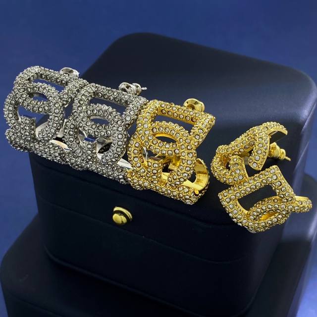 D&G杜嘉班纳欧美时尚大牌范儿轻奢满钻dg字母c形耳环耳钉 黄铜材料镀金 2个色:银色 金色 尺寸：总高2.34Cm 面宽1.75Cm
