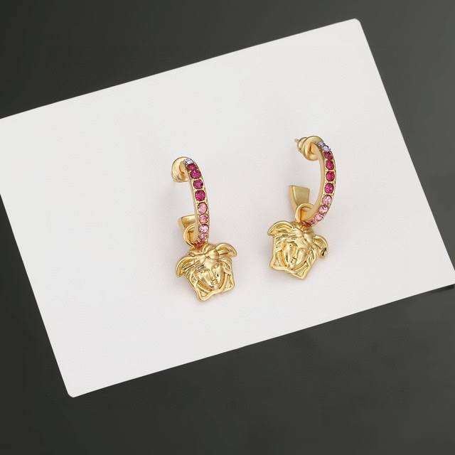 范思哲versace此款金色耳坠是一款优雅十足的配饰，饰有一枚美杜莎铆钉和一个希腊回纹长吊坠