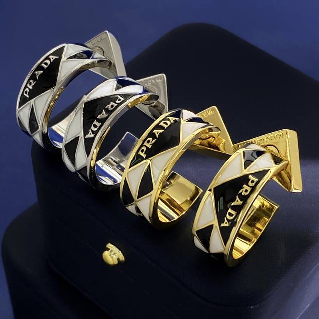 Prada普拉达个性时尚黑白滴油三角形相间c形耳环耳钉 2个色:金色 银色 黄铜材料电镀18K金 尺寸约 不含耳塞测量 ：长2.52Cm*宽0.85Cm*厚0.