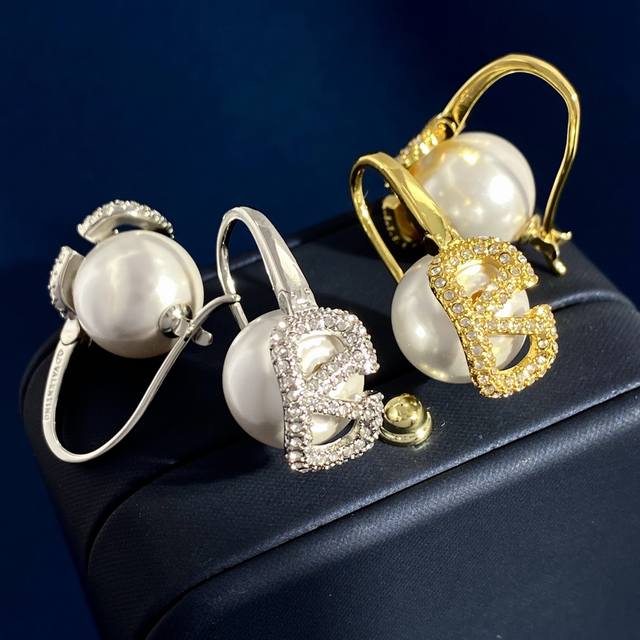Valentino华伦天奴树脂珍珠满钻长方字母v标志个性耳勾耳拍耳环 黄铜材料电镀18K金 2个色:白金色 黄金色 尺寸约:2.8×1.4×2.2Cm