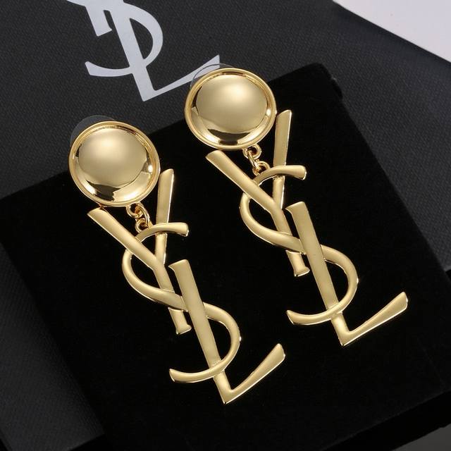 Ysl 圣罗兰耳钉 原装黄铜材质 Yves Saint Laurent 创立于1961年 优雅抽象大胆别致的设计风格使它成为奢华时尚界著名的品牌之一。引领精致、