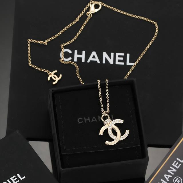 Chanel 小香项链，高端品质，专柜同材质，做工精致细腻，重工版本，很有设计感简约大方温文尔雅，特别温柔。经典双c上点缀着施华洛世奇水钻，Blingbling